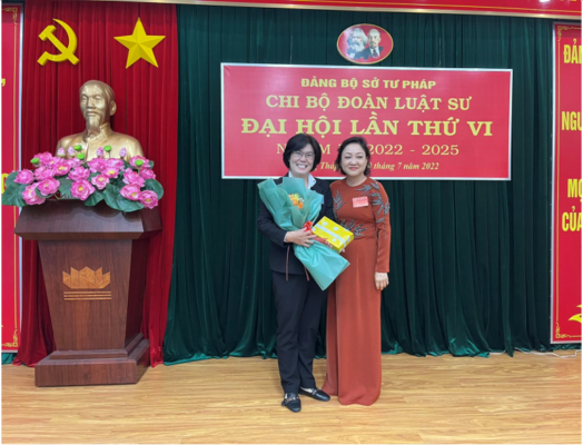 Bí thư Chi bộ Đoàn Luật sư tặng hoa cho bà Huỳnh Lệ Linh – Phó Chủ nhiệm Đoàn Luật sư tỉnh Đồng Tháp tham dự Đại hội