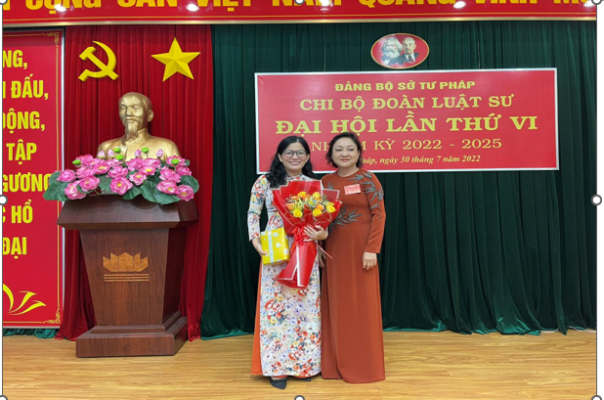 Bí thư Chi bộ Đoàn Luật sư tặng hoa cho bà Lê Thị Hồng Phượng - Giám đốc, Bí thư Đảng ủy Sở Tư pháp tham dự Đại hội