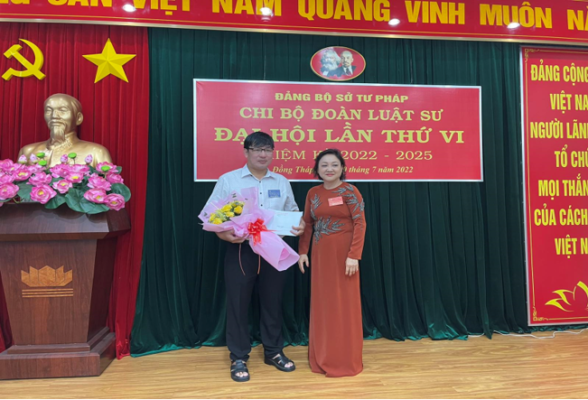 Bí thư Chi bộ Đoàn Luật sư tặng hoa cho ông Nguyễn Văn Châu - Đảng Ủy Viên Đảng ủy, Trưởng phòng Bổ trợ tư pháp Sở Tư pháp tham dự Đại hội.