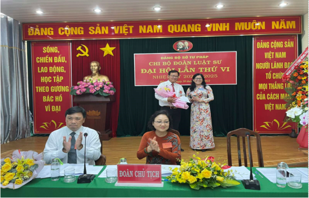 Bí thư Đảng ủy Sở Tư pháp tặng hoa cảm ơn Phó Bí thư Chi bộ nhiệm kỳ cũ